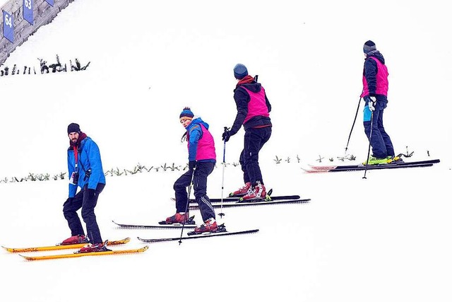 In den Pausen sorgt das Schanzenteam d...der  Hang wieder in  Weltcup-Form ist.  | Foto: Wolfgang Scheu