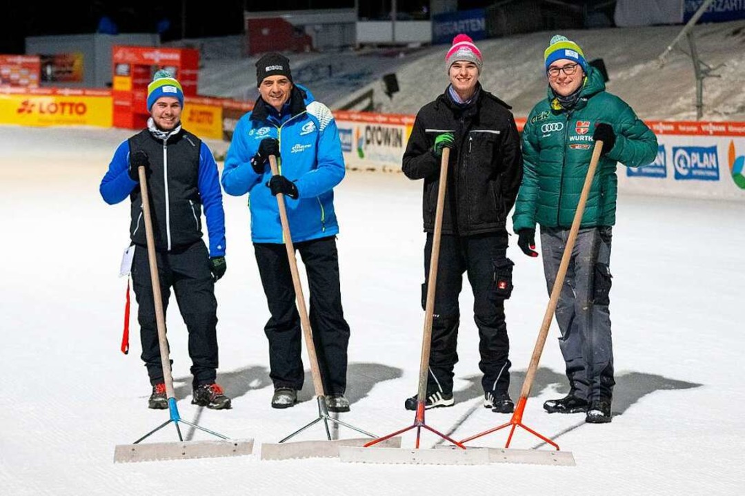 Co-Stadionchef Felix Kapp (links), Sch...d zwei Helfer vom Skiclub Hinterzarten  | Foto: Wolfgang Scheu