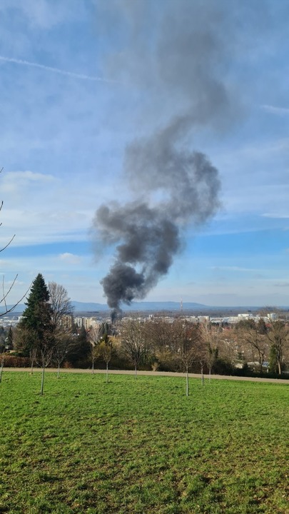 Die Rauchsäule war weithin zu sehen. Das Foto entstand in Zähringen.  | Foto: Johannes Carl