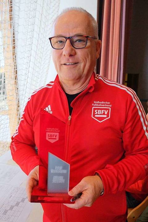 Turnierleiter Manfred Pirk mit dem Pokal  | Foto: Martin Pfefferle