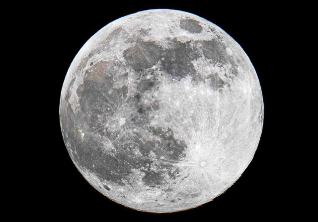 Weil der Mond ein schwcheres Gravitat...die Zeit dort minimal schneller luft.  | Foto: Boris Roessler (dpa)