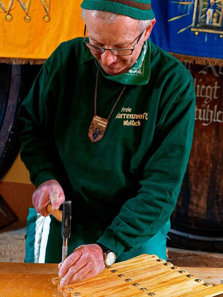 Jeder Hammerschlag sitzt: Ein Mitglied der Freien Narrenzunft Wolfach zeigt, wie eine Streckschere entsteht.