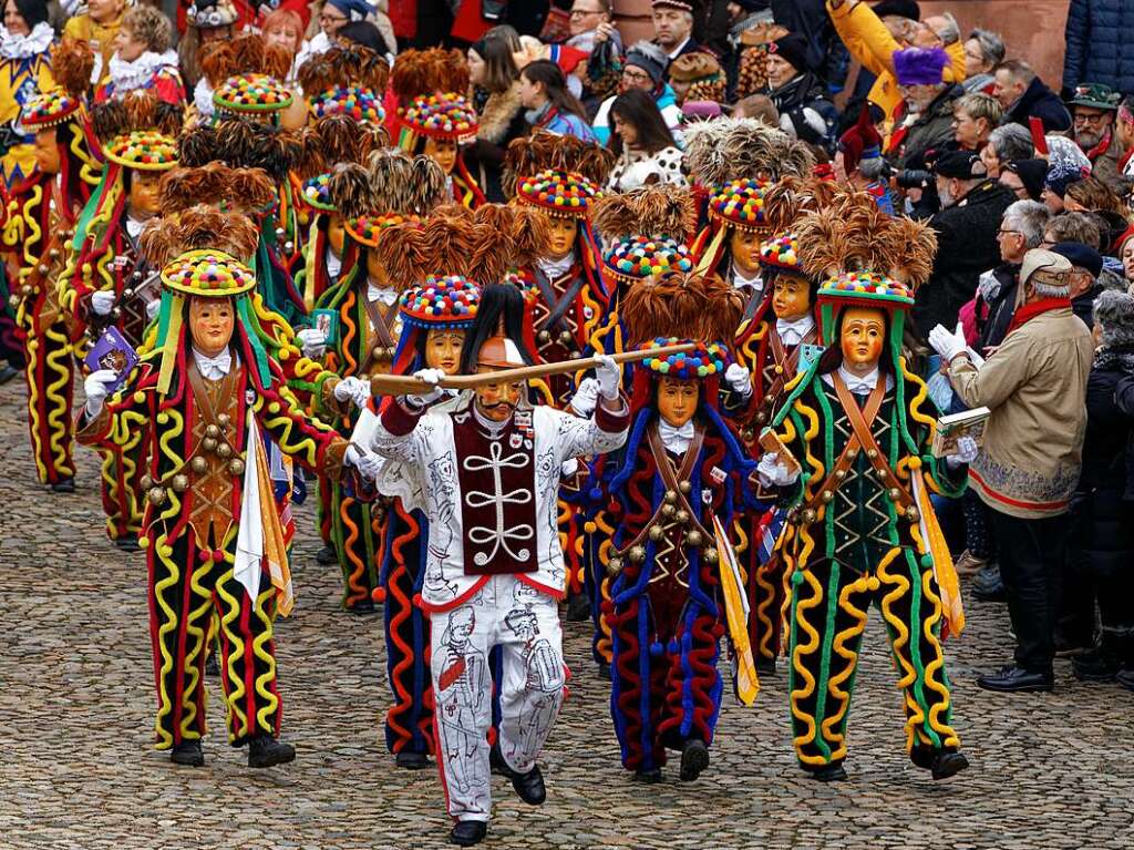 Die Schmberger Fransennarren ziehen angefhrt von einem der Husaren auf den Marktplatz zu ihrem "Bolanes".