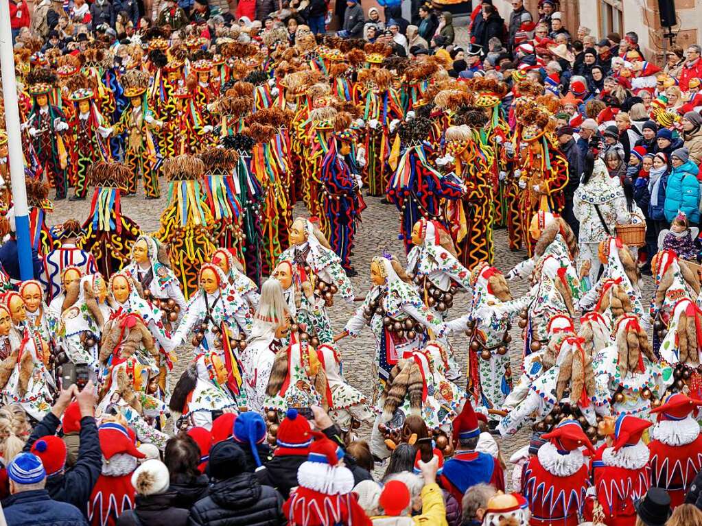 Die Schmberger Fransennarren und Fuchswadel auf dem Marktplatz bei ihrem Auszug aus dem traditionellen „Bolanes“.