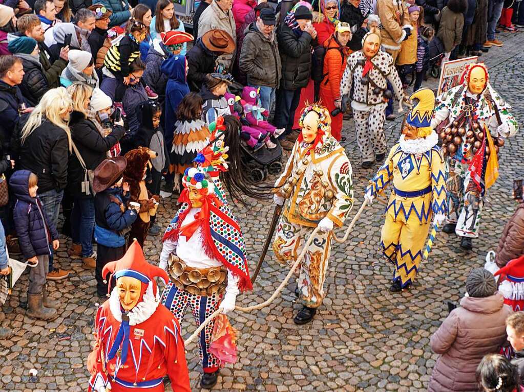 Gemeinsam ziehen Figuren aller am Narrentreffen beteiligten Znfte an der Spitze des groen Umzugs am Sonntagnachmittag am Narrenseil.