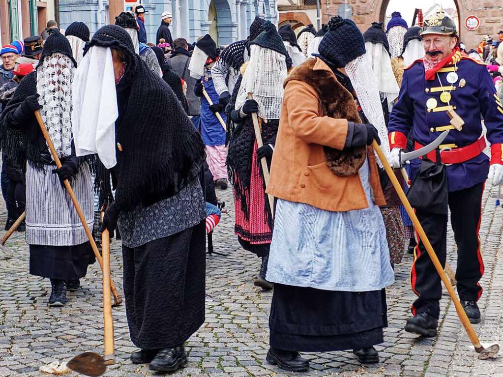 Stoffvorhang statt Larve: Alte Weiber aus Fridingen mit der Narrenpolizei.