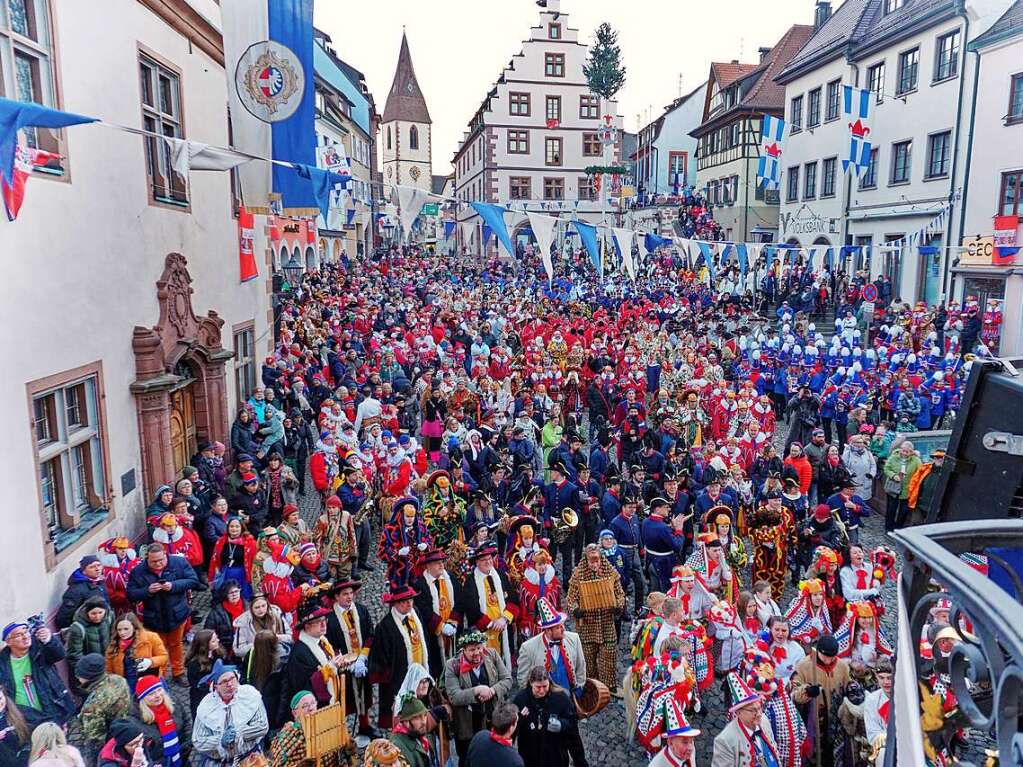 Zu einem stimmungsvollen Abschluss trafen sich alle Znfte und beteiligten Musikkapellen am spten Sonntagnachmittag nochmals auf dem Marktplatz.