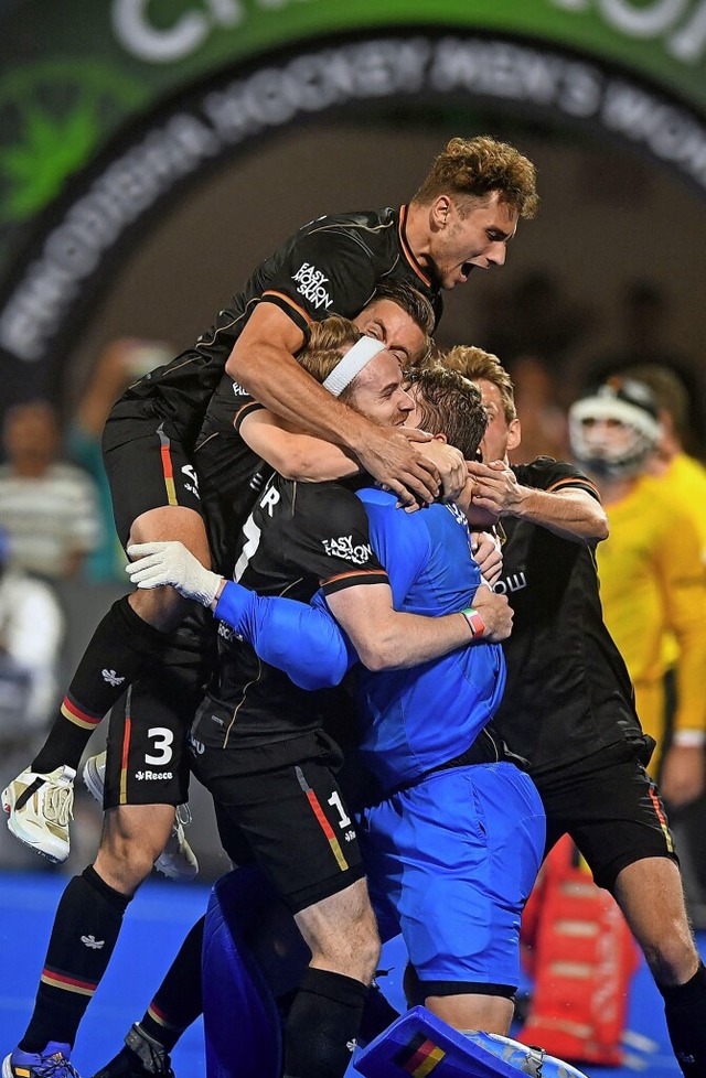 Die deutschen Feldspieler bespringen Torhter Jean-Paul Danneberg.  | Foto: DIBYANGSHU SARKAR (AFP)