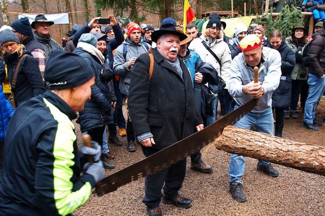 Beim Wettsgen maen  Carmen Stber un...von Jrgen Weltin (Mitte) ihre Krfte.  | Foto: Paul Schleer