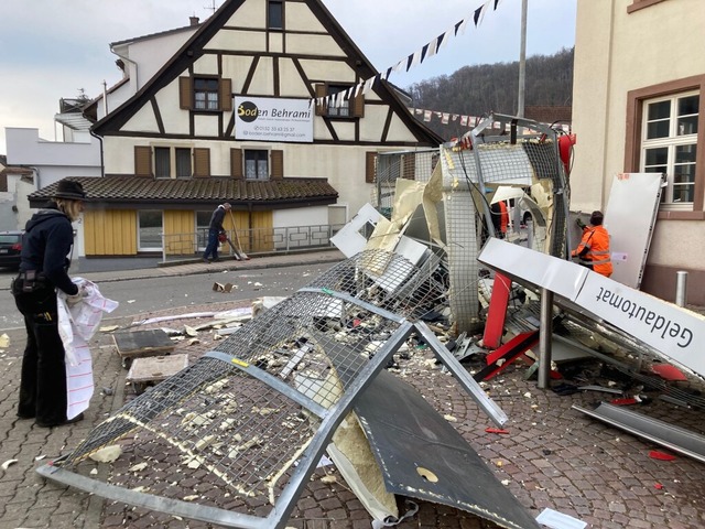Der Geldautomat in Lrrach-Hauingen wurde gesprengt.  | Foto: Annemarie Rsch