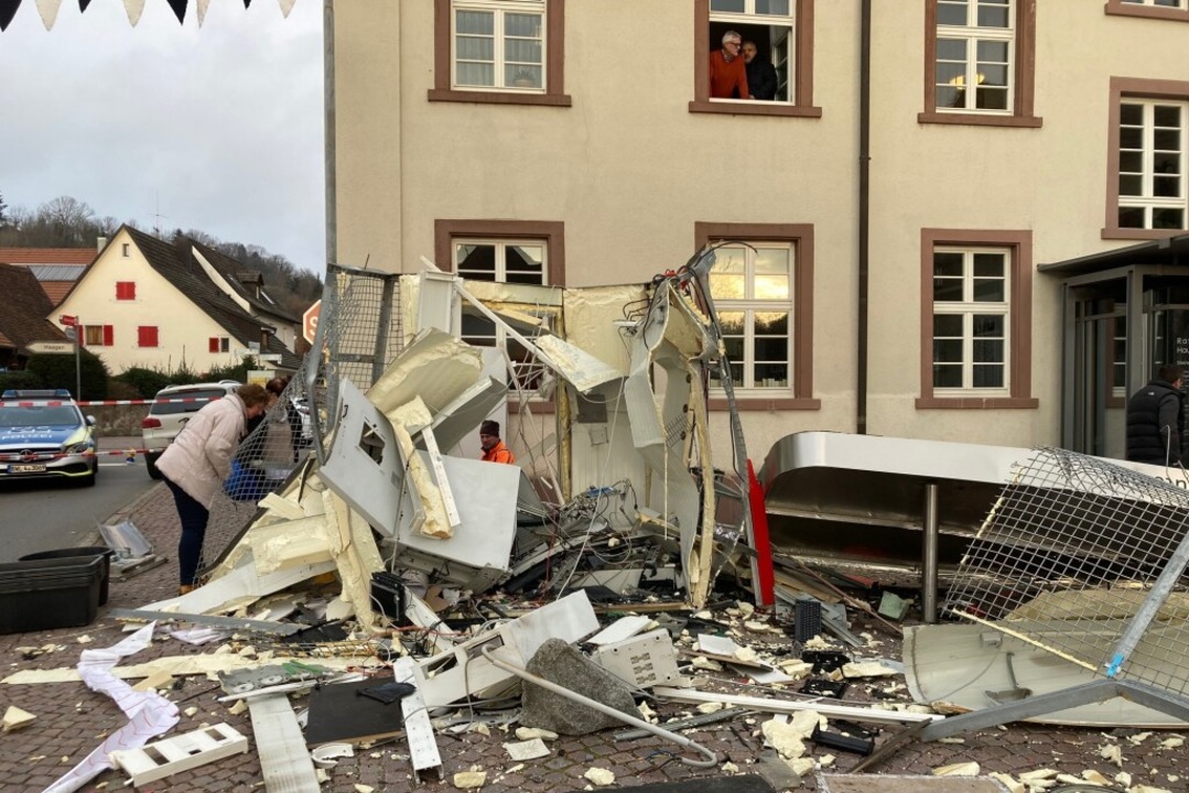 Der Geldautomat in Lrrach-Hauingen wurde gesprengt.  | Foto: Annemarie Rsch