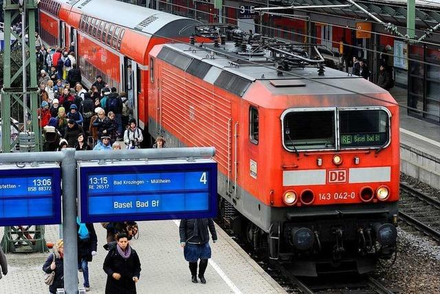Zwei Unbekannte stoßen einen Mann am Freiburger Hauptbahnhof die Treppe herunter