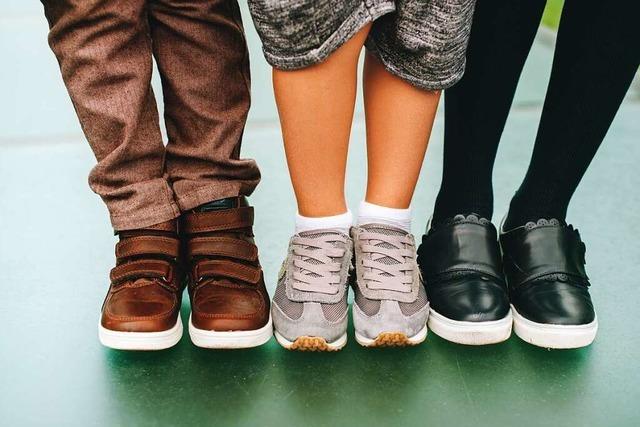 Viele Kinder tragen zu kurze Schuhe – das kann schwerwiegende Folgen haben