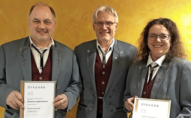 Stolz prsentieren Matthias Kaltenbach...de Herbert Fleck freut sich mit ihnen.  | Foto: Musikverein Oberhof