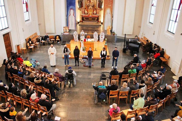 Beim Spiel mit Gesten bezogen die Sch...erer Schule auch die Gemeinde mit ein.  | Foto: Rolf Reimann