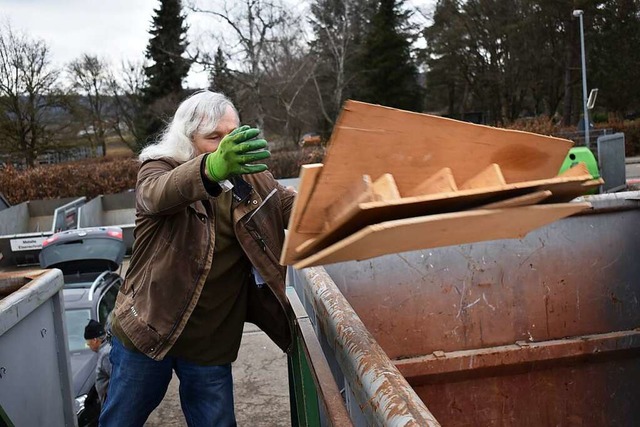 Ein Nutzer schmeit Sperrmll auf dem Recyclinghof Rheinfelden weg.  | Foto: Horatio Gollin