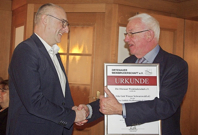 Winfried Kninger (r). gratulierte Gnter Lehmann.   | Foto: Hubert Rderer