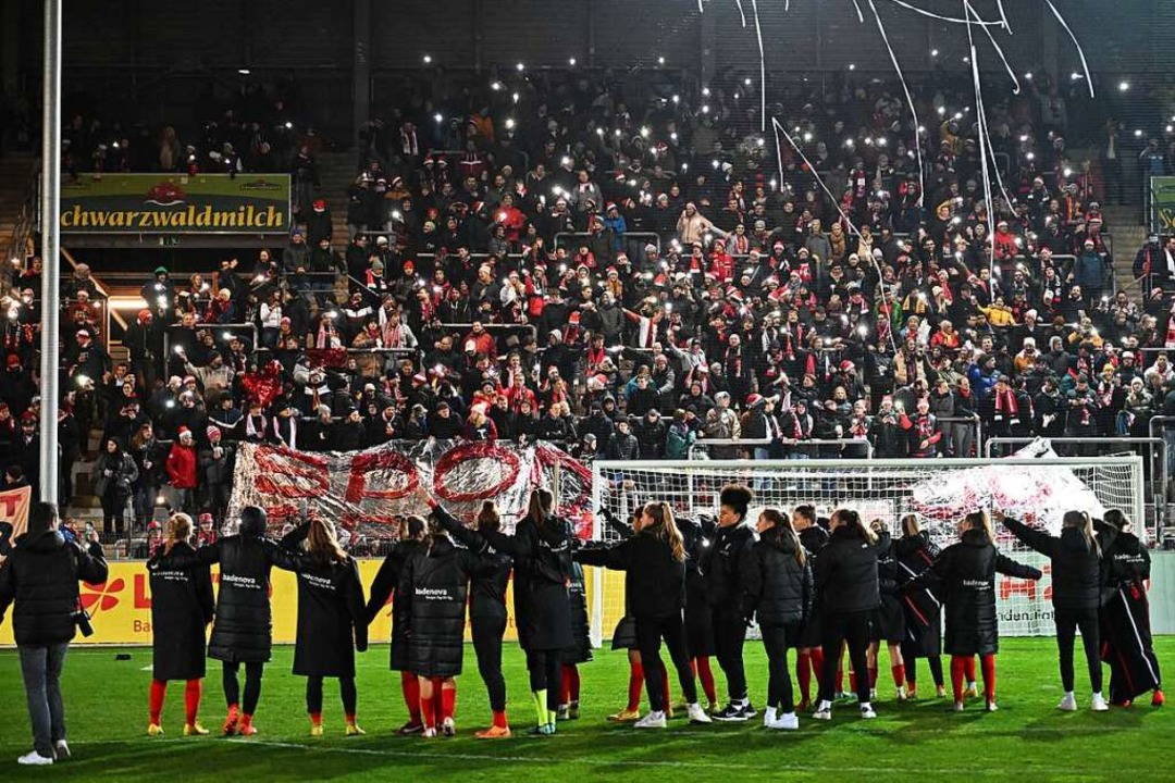 Fans auf Nord feiern mit den Fußballer...rwältigende Mehrheit bleibt friedlich.  | Foto: Achim Keller