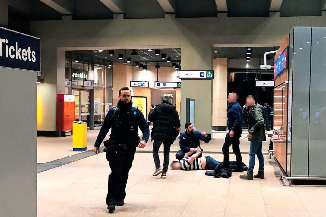In einer U-Bahn-Station im EU-Viertel nimmt die Polizei einen jungen Mann fest.  | Foto: Marek Majewsky (dpa)