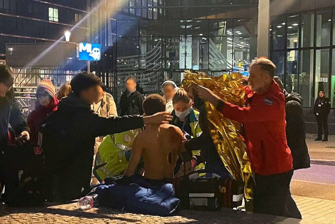 Ein verletzter Mann wird von Rettungsk...r Nhe des EU-Hauptquartiers versorgt.  | Foto: Jack Parrock (dpa)