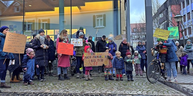 Elternprotest am Montagabend vor der Ratssitzung im Salmen  | Foto: Helmut Seller