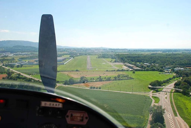 Blick aus dem Cockpit eines Flugzeugs ...t wurde am spten Montagabend vertagt.  | Foto: Gertrude Siefke