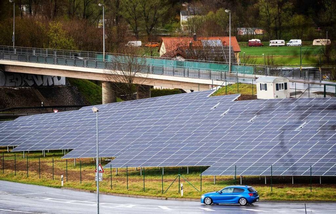 Tübingen: Ein Auto fährt am Solarpark Lustnauer Ohren  vorbei.  | Foto: Christoph Schmidt (dpa)