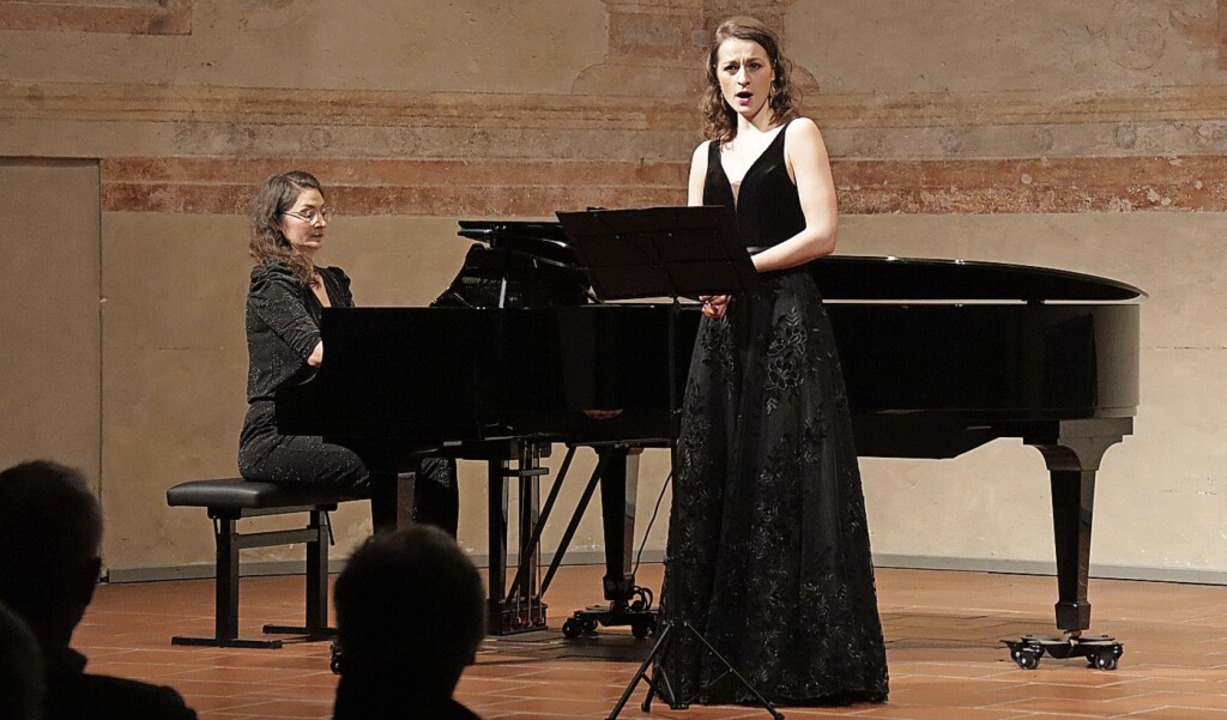 Klara Hornig am Flügel mit Sängerin Corinna Scheurle  | Foto: Alexander Huber