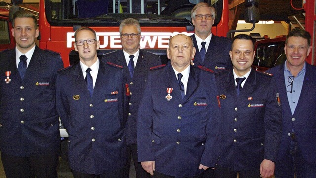 Generalversammlung der Feuerwehr Inzli... und Befrderung zahlreicher Aktiver.   | Foto: Paul Schleer