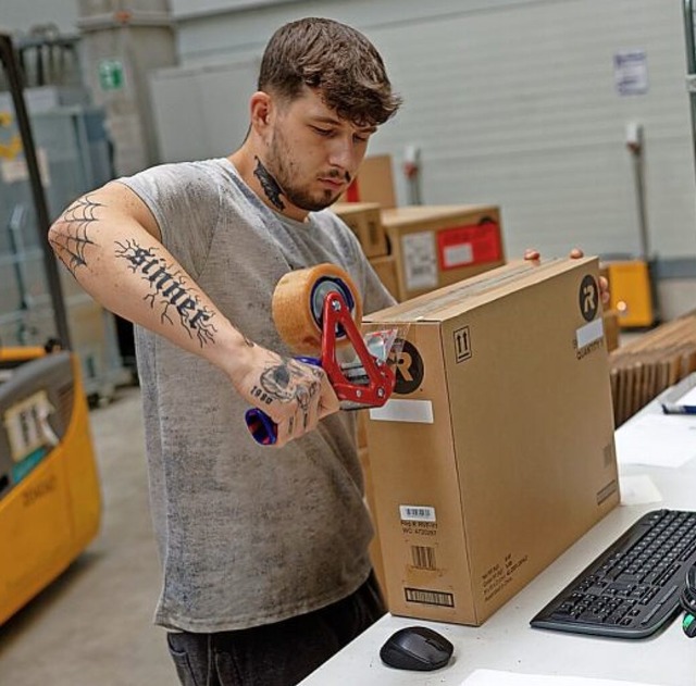 Nach der Arbeit im Ausbildungsbetrieb steht  noch Lernen an.  | Foto: Henning Kaiser (dpa)