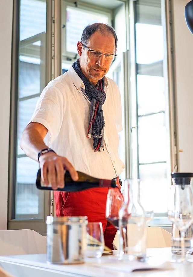 Als Sommelier wei Peer F. Holm, wie wichtig Gastgeberqualitten sind.  | Foto: Frank Rumpenhorst (dpa)