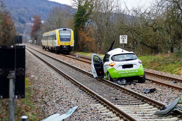 Mit dem Schrecken kamen alle am Unfall...in liegengebliebenes Fahrzeug erfasst.  | Foto: Artur Stephan