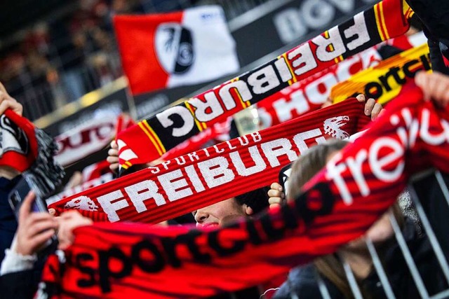 Nicht alle Freiburg-Fans trafen im Vor...ugsburg den richtigen Ton. Symbolbild.  | Foto: Tom Weller (dpa)