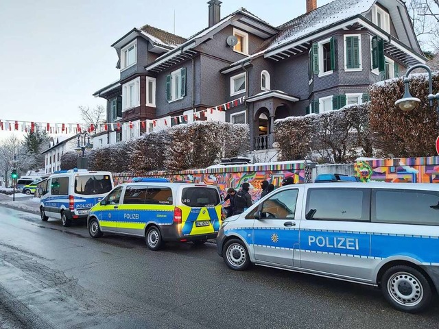 Groeinsatz der Polizei an der Unterkunft Hauptstrae 18 in Neustadt.  | Foto: Peter Stellmach