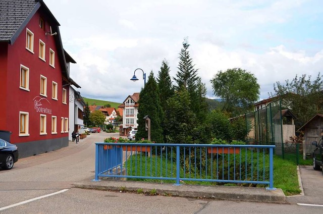 Links vor dem Rathaus bleibt alles bei...ch vom Hintertalbach wird umgestaltet.  | Foto: Nikolaus Bayer