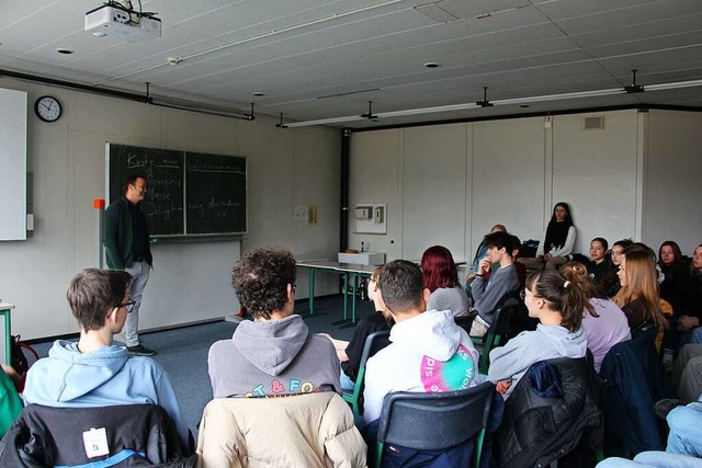 Georg Restle im Dialog mit Schlern und Schlerinnen des Marie-Curie-Gymnasiums.  | Foto: Carlotta Roch