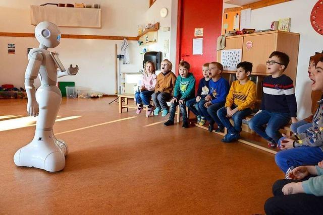 Schwerhriger Roboter trifft in Freiburg-Tiengen auf Kindergartenkinder