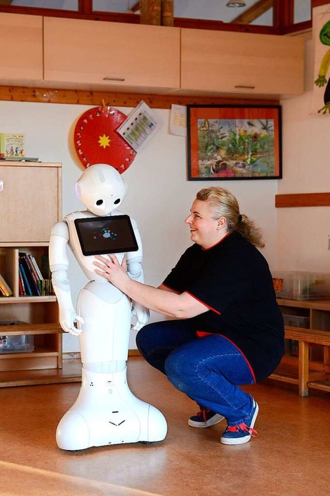 Roboter-Betreuerin Elena-Marie Tatsis bereitet Marvin auf den Versuch vor.  | Foto: Ingo Schneider