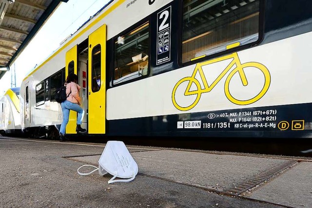In der Breisgau-S-Bahn mssen die Mens...e tun es dennoch, um sich zu schtzen.  | Foto: Ingo Schneider