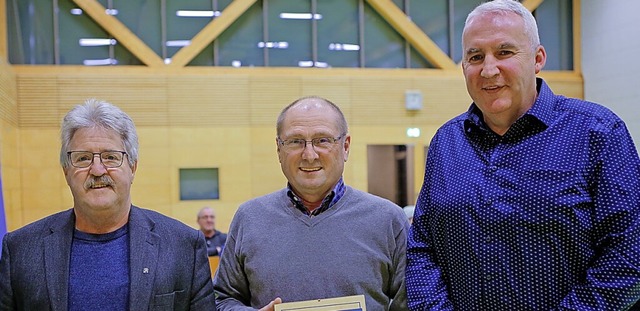 Edgar Hauser (von links) und  Manfred ...50 Jahre Mitgliedschaft geehrt worden.  | Foto: Adrian Hofmann