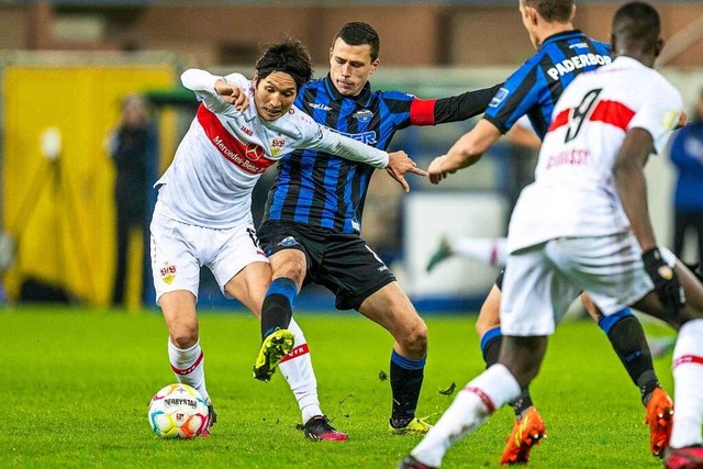 VfB-Neuzugang Genki Haraguchi (l.) und...Ron Schallenberg kmpfen um den Ball.   | Foto: David Inderlied (dpa)