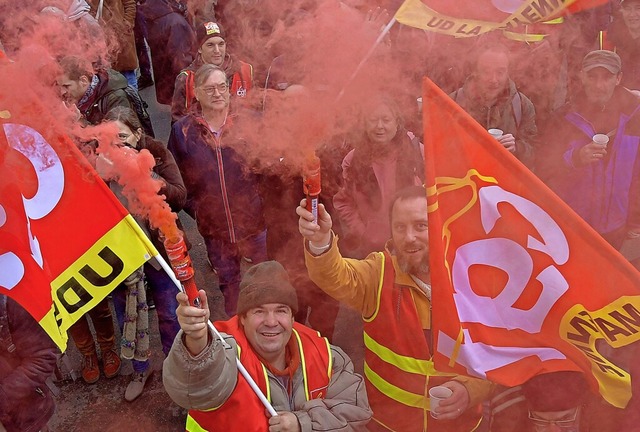 Sichtbarer Protest: Im westfranzsisch... geschwenkt und Rauchartikel gezndet.  | Foto: JEAN-FRANCOIS MONIER (AFP)