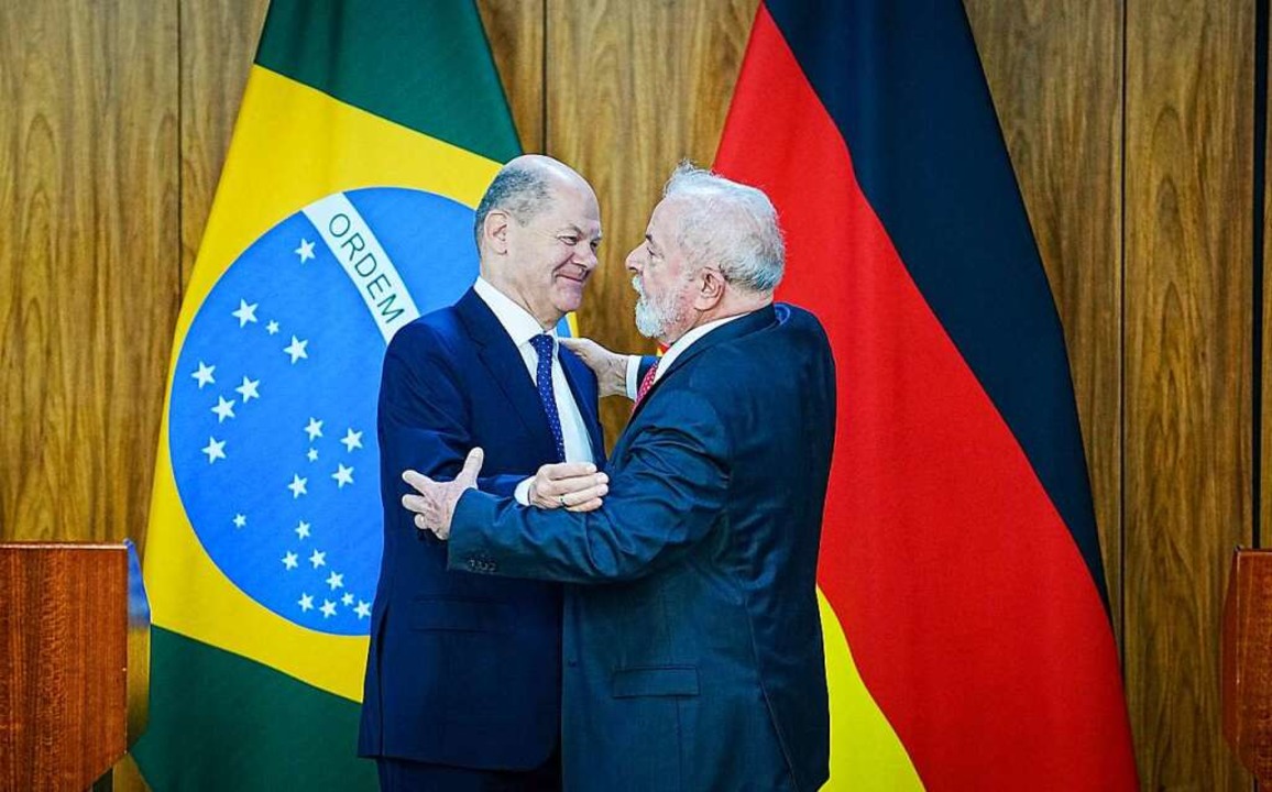Bundeskanzler Olaf Scholz (links) und ...von Brasilien, umarmten sich herzlich.  | Foto: Kay Nietfeld (dpa)