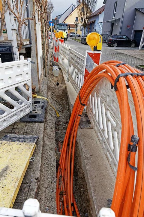 Haus um Haus arbeiten sich Bautrupps d...lekom bis in jedes Gebude aufzubauen.  | Foto: Martin Wendel