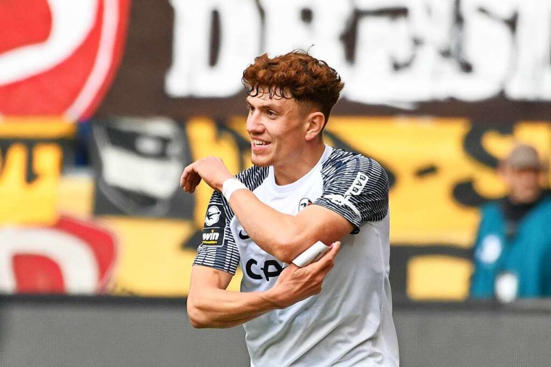 Philipp Treu beim berstreifen der SC-Kapitnsbinde.  | Foto: IMAGO/Eibner-Pressefoto/Bert Harzer