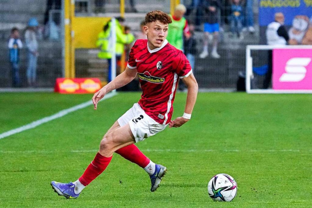 Immer mit vollem Einsatz die Auenlini...u vom SC Freiburg II arbeitet Fuball.  | Foto: IMAGO/Oliver Zimmermann