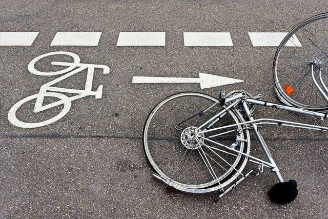 Auto bringt beim Abbiegen 22-jährige Radlerin zu Fall – Unfallflucht