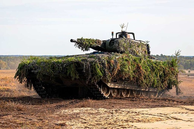 Zwei Panzer des Modells Puma sind mit hherem Tempo zusammengestoen.  | Foto: Moritz Frankenberg (dpa)