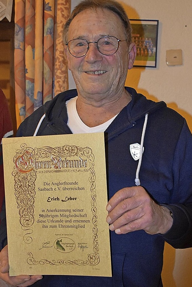 Erich Leber wurde fr 50 Jahre Mitglie... zum Ehrenmitglied der Angler ernannt.  | Foto: Roland Vitt
