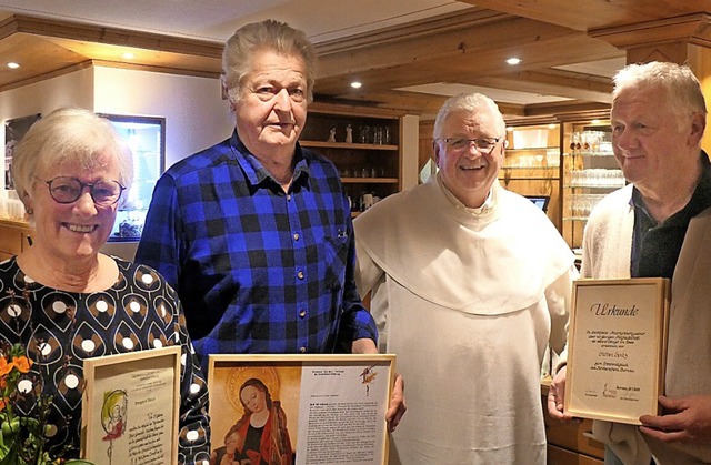 Den Geehrten Irmgard Baur, Sepp Pscher...ses Pater Roman (Zweiter von rechts).  | Foto: Kirchenchor Bernau